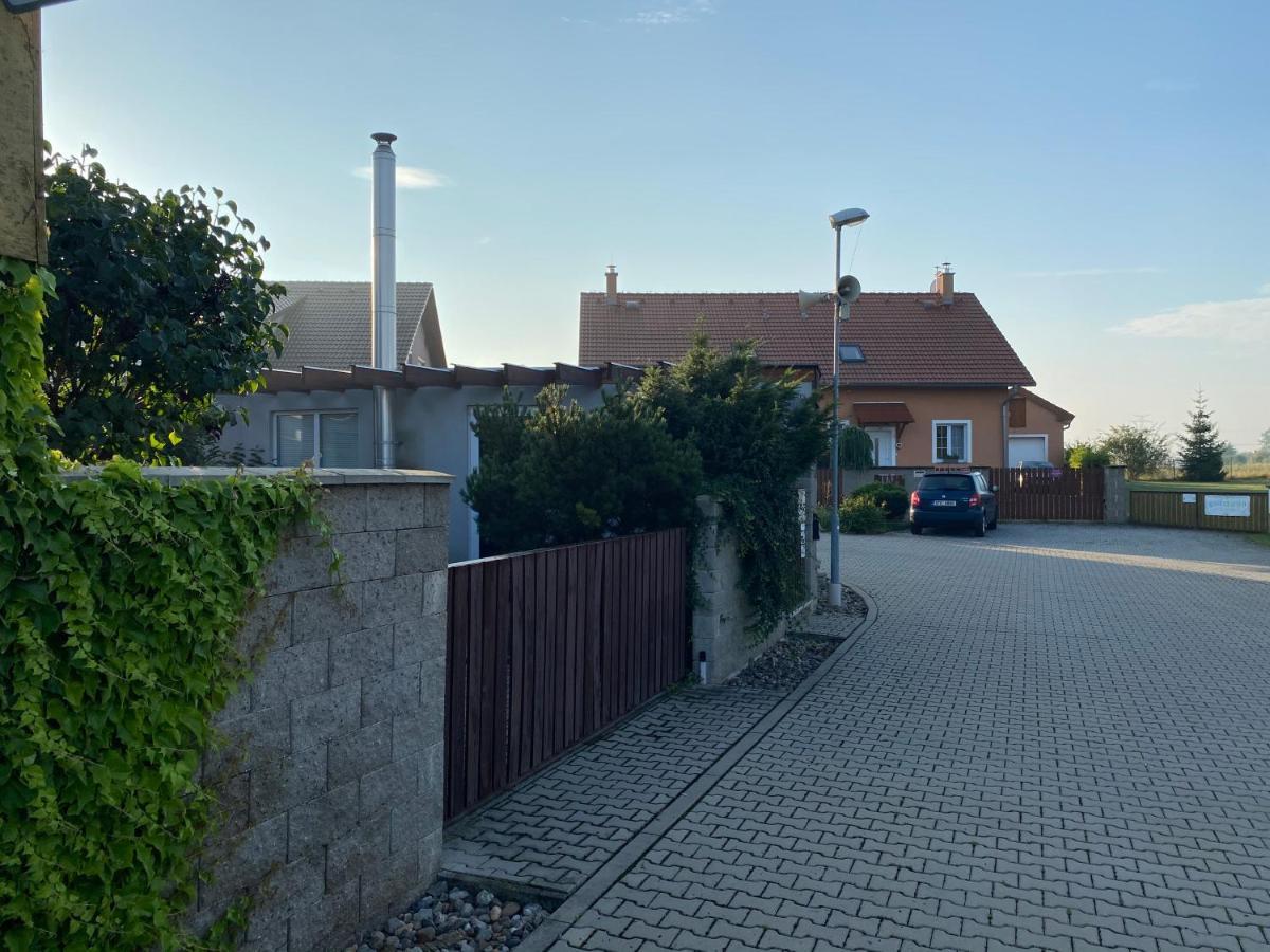 U Vrabčáka Zlonin Exterior foto